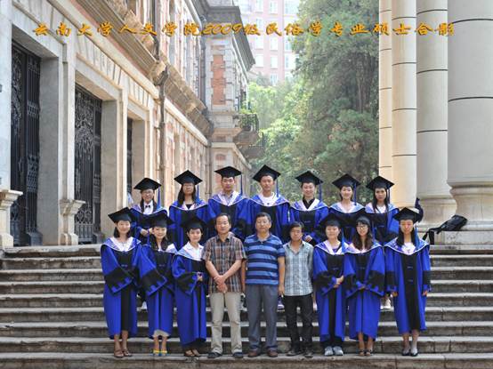 说明: 说明: 说明: (2012届)人7003全讯入口2009级民俗学专业硕士合影