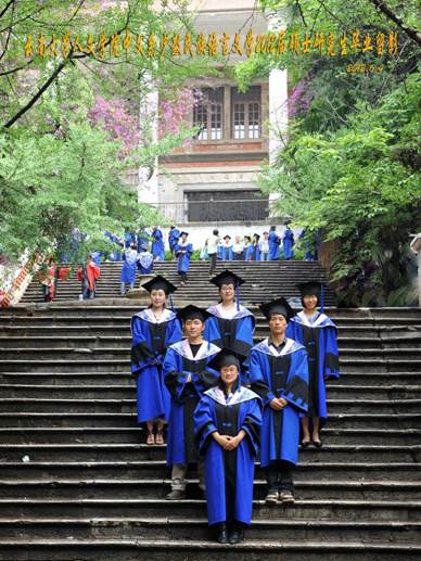 说明: 说明: 说明: (2012届)400全讯白菜网人7003全讯入口中文系少数民族语言文学2012届硕士研究生毕业留影